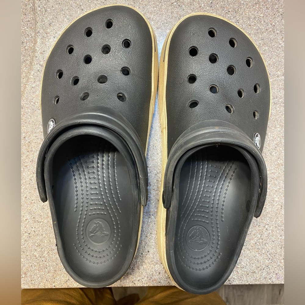 Unisex Crocs Men’s size 7 / Women’s size 9